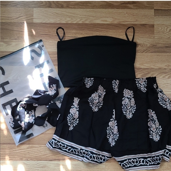 NWT Shein 2 piece set Black Tube top and Black shorts tan/white flower small - Picture 2 of 3
